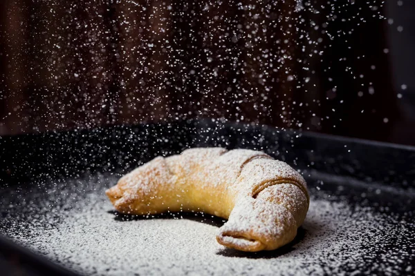 Lezzetli taze kruvasanlar ile pudra şekeri serpilir. Taze lapa lapa kruvasanlar, lezzetli kontinental kahvaltı büfe doğrultusunda croissants.croissant ekmek üzerinde kapatın. Ev yapımı taze kruvasanlar — Stok fotoğraf