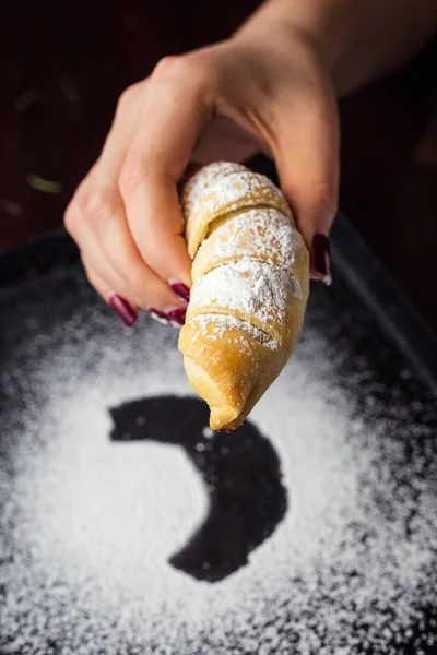 Lezzetli taze kruvasanlar ile pudra şekeri serpilir. Taze lapa lapa kruvasanlar, lezzetli kontinental kahvaltı büfe doğrultusunda croissants.croissant ekmek üzerinde kapatın. Ev yapımı taze kruvasanlar — Stok fotoğraf