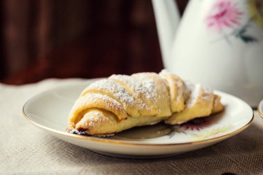 kruvasan ile lezzetli kahve, bir fincan kahve ve kahve çekirdekleri ve tarçın, kruvasan kahvaltı fincan kahve, kruvasan ve çikolata ile