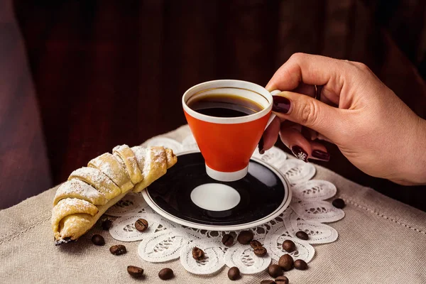 Köstlicher Kaffee mit Croissant, eine Tasse Kaffee und Croissants mit Kaffeebohnen und Zimtstangen, Frühstück mit Kaffee, Croissants und Schokolade — Stockfoto
