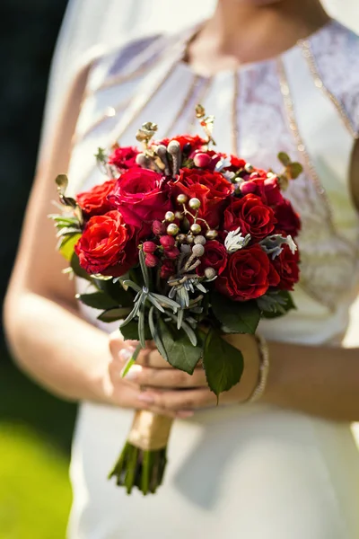 La sposa che tiene un mazzo nuziale nelle mani di un mazzo nuziale e mani primo piano, accessori nuziali, matrimonio — Foto Stock