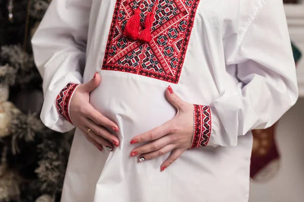 Foto der schwangeren Frau Bauch. Hände umarmen schwangeren Bauch. Nahaufnahme menschlicher Hände mit schwangerem Bauch. Schwangere umarmt ihren Bauch. Schwangerschaft. Schwangerschaftskonzept — Stockfoto