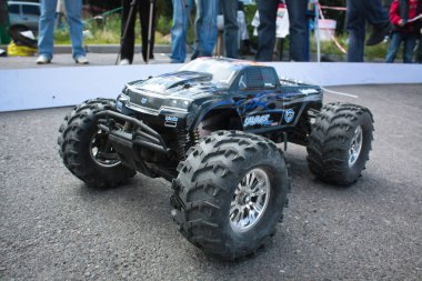 Vinnitsa, Ukrayna - 02 Haziran, 2012.Radio kumandalı yarış arabası, rc model araba ralli yarış, hobi radyo kontrollü araba spor otomobil radyo kumanda üzerindeki bir çöl yaz gününde yarış