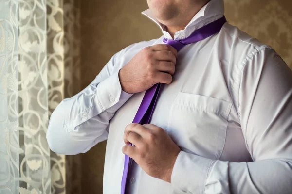 Mensen, business, mode en kleding concept - close-up van de mens in shirt verkleden en stropdas op nek thuis aan te passen. Zakenman zetten op een gelijkspel. Man stropdas te zetten. Zakenman aankleden in de ochtend — Stockfoto