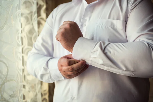 Camisa de hombre de negocios. El hombre de la camisa blanca en los gemelos del vestido de ventana. Político, estilo de hombre, Empresario abotonándose la camisa, primer plano manos masculinas, Americano, Empresario europeo — Foto de Stock