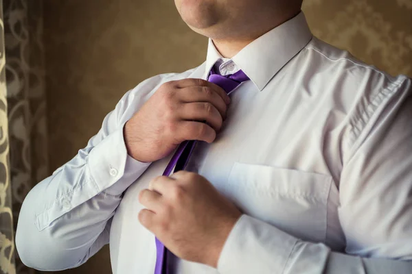 Pessoas, negócio, moda e conceito de vestuário - close-up de homem de camisa vestir-se e ajustar gravata no pescoço em casa. Empresário a pôr uma gravata. Um homem a pôr gravata. Empresário se vestindo de manhã — Fotografia de Stock