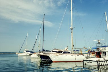 Odessa, Ukrayna - Haziran 17, 2016.Vacations ve Turizm kavramı, güzel beyaz modern Yatlar deniz bağlantı noktası güneşli gün yat yat Club.Yacht Club, rıhtım. Deniz Yat Kulübü güneşli yaz gün
