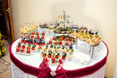 Ziyafet tablo, kanepeler Restoran tablo, catering, büfe, kanepeler, stemware, atıştırmalıklar, tablo açık büfe yemekleri, lezzetli meze yemek Hizmetleri