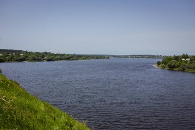 Güney Bug Nehri, güzel yaz yatay ve Vinnitsa, Ukrayna mavi gökyüzü. Nehir, güneşli görüntü sakin yaz günü. Arka plan ağaç ve sky.river ve orman nehirde