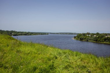 Güney Bug Nehri, güzel yaz yatay ve Vinnitsa, Ukrayna mavi gökyüzü. Nehir, güneşli görüntü sakin yaz günü. Arka plan ağaç ve sky.river ve orman nehirde