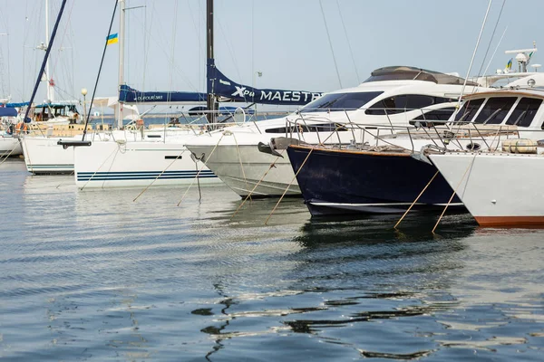 Одесса, Украина - 17 июня 2016.Vacations And Tourism Concept, Beautiful white modern yachts at sea port Sunny day at the Yacht Club.Yacht club in yacht dock.Sea Yacht Club in sunny summer day — стоковое фото