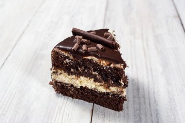 Şekerlenmiş portakal, bir kesme parça ve gri arka plan, portre, karanlık çikolatalı kek, lezzetli vejetaryen çikolatalı kek, lezzetli çikolatalı kek ahşap arka plan üzerinde bıçak ile çikolatalı kek ile çikolatalı kek