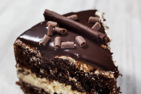 Şekerlenmiş portakal, bir kesme parça ve gri arka plan, portre, karanlık çikolatalı kek, lezzetli vejetaryen çikolatalı kek, lezzetli çikolatalı kek ahşap arka plan üzerinde bıçak ile çikolatalı kek ile çikolatalı kek — Stok fotoğraf