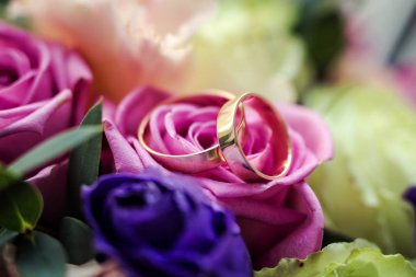 Alyans yalan üzerinde güzel düğün buketi, alyans yalan bir gül, Gelin aksesuarları, Avrupa düğün, Amerikan düğün