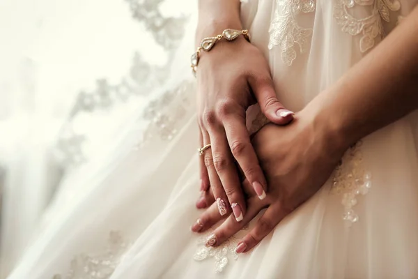 Ранок нареченої, наречена носить сукню, весілля, красиву сукню, жіночі красиві руки крупним планом — стокове фото