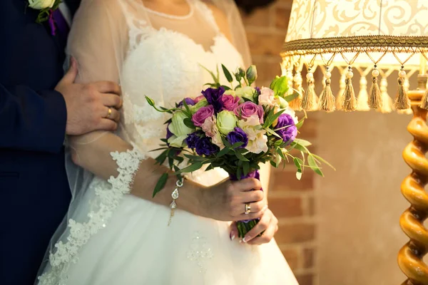 Η νύφη κρατώντας μια γαμήλια ανθοδέσμη στα χέρια του ένα closeup μπουκέτο και τα χέρια του γάμου, αξεσουάρ γάμου, — Φωτογραφία Αρχείου