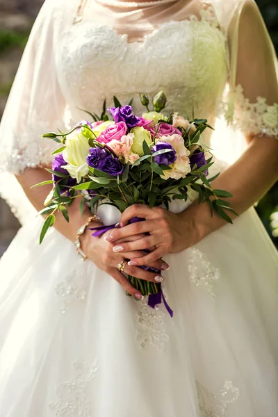 A noiva segurando um buquê de casamento nas mãos de um buquê de casamento e mãos closeup, acessórios de casamento, casamento — Fotografia de Stock