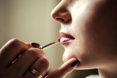 Makyaj gelin, güzel kız ruj, ruj kız makyaj, güzel dudaklar, düğün kavramı, kadın kavramı, güzellik kavramı