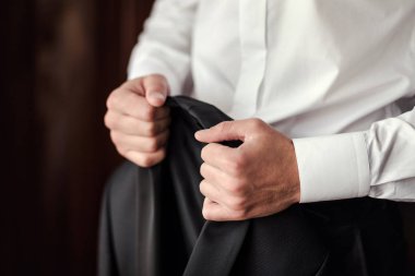 İşadamı bir ceket giyer. Politikacı, adamın tarzı, erkek eller closeup, Amerikan, Avrupa iş adamı, iş, moda ve giyim kavramı