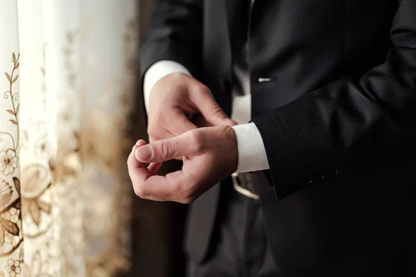 Zakenman draagt een jas. Man's stijl, mannelijke handen close-up, politicus, zakenman, Amerikaanse, Europese, business, mode en kleding concept — Stockfoto