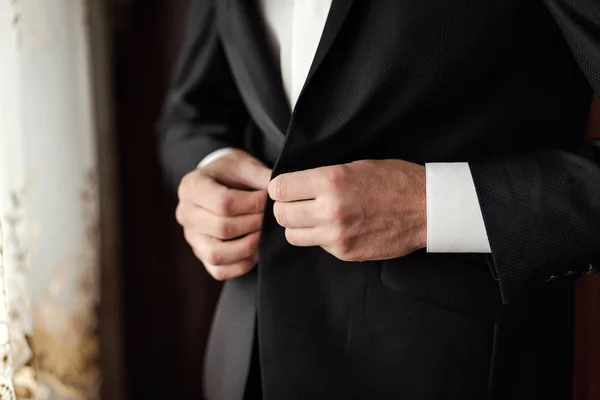 Homme d'affaires porte une veste. Politicien, le style de l'homme, les mains de l'homme gros plan, américain, homme d'affaires européen, entreprise, concept de mode et de vêtements — Photo