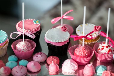 Çikolata. Lezzetli tatlı büfesi kekler. Tatlı tatil büfesi kekler ve diğer tatlılar. Tatlılar, şekerler, tatlı, iyi ki doğdun kavramı içeren tablo