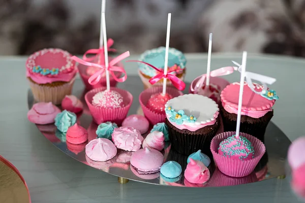 Candy Bar. Delicioso buffet dulce con cupcakes. Dulce buffet de vacaciones con cupcakes y otros postres. Mesa con dulces, dulces, postres, concepto de feliz cumpleaños — Foto de Stock