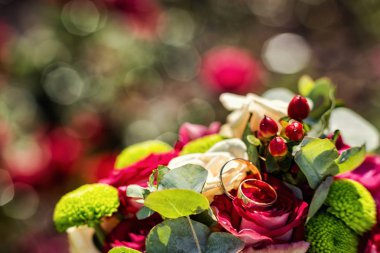 Alyans yalan üzerinde güzel düğün buketi, alyans yalan bir gül, Gelin aksesuarları, Avrupa düğün, Amerikan düğün