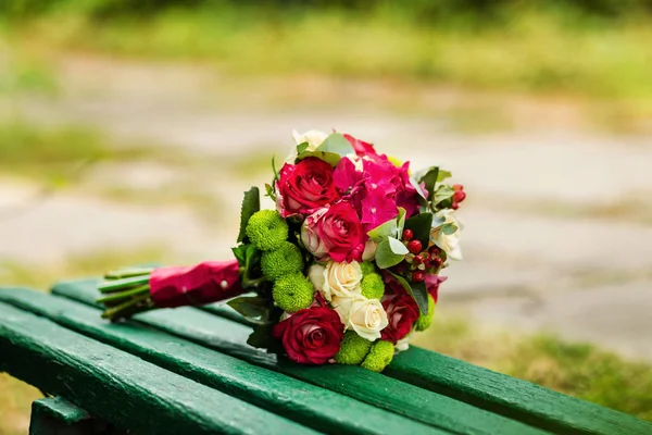 Mooie bruids boeket liggend op de Bank, een prachtige bruiloft boeket, Lentebloemen — Stockfoto