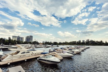 Güzel beyaz lüks yatta nehir Dinyeper yelken, yelkenli yat, Modern nehir yat bir nehir Dnieper.Luxury Yelkenli Yatlar demirli. Denizin dalgaları aracılığıyla Rüzgar yelken.