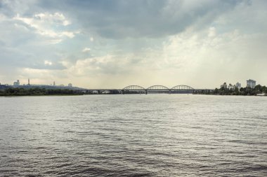 Nehir, brifge ve Kiev, su yüzeyi dalgalanmalar ve yapraklara yansımaları, görünümü Dnipro Nehri ile