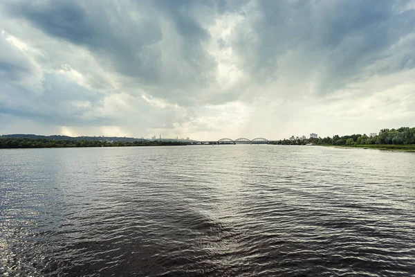 Río, Brifge y Kiev, Superficie del agua con ondas y reflejos de rayos solares, Vista del río Dnipro — Foto de Stock