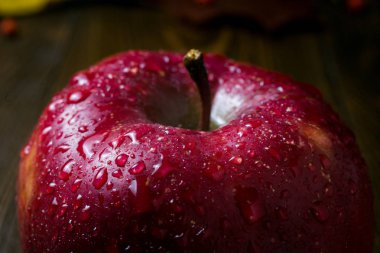 kırmızı lezzetli elma sulu Kırmızı elma yakın-up, taze ıslak, makroyu oluşturan, su damla Kırmızı elma, meyve kavramı üzerinde kapat