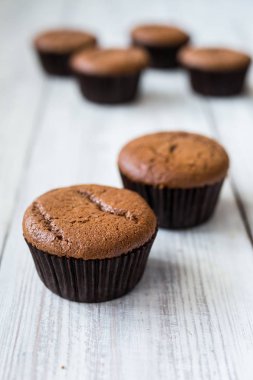 Çikolatalı kek. Cupcakes. Meyveler, meyve, çilek ile cupcakes. En çok view.colorful kek, lezzetli kek, renkli krem, ahşap arka plan üzerinde yaz meyveleri ile cupcakes, tatlı kavramı, kapatmak