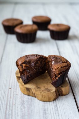 Çikolatalı kek. Cupcakes. Meyveler, meyve, çilek ile cupcakes. En çok view.colorful kek, lezzetli kek, renkli krem, ahşap arka plan üzerinde yaz meyveleri ile cupcakes, tatlı kavramı, kapatmak