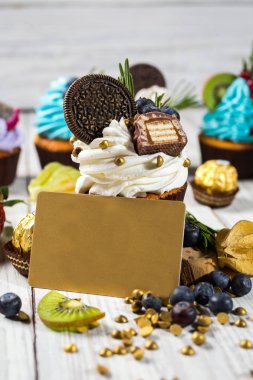 Çikolatalı kek. Cupcakes. Meyveler, meyve, çilek ile cupcakes. Üst view.colorful kek, lezzetli kek, renkli krem, ahşap arka plan üzerinde yaz meyveleri ile cupcakes, tatlı kavramı, kapatmak, alanı Kopyala