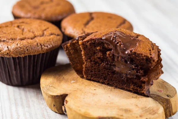 Schokoladen-Cupcakes. Cupcakes. Cupcakes mit Beeren, Früchten, Erdbeeren. von oben. Bunte Cupcake, leckere Kuchen, bunte Sahne, Cupcakes mit Sommerbeeren auf hölzernem Hintergrund, Nahaufnahme, Dessertkonzept — Stockfoto