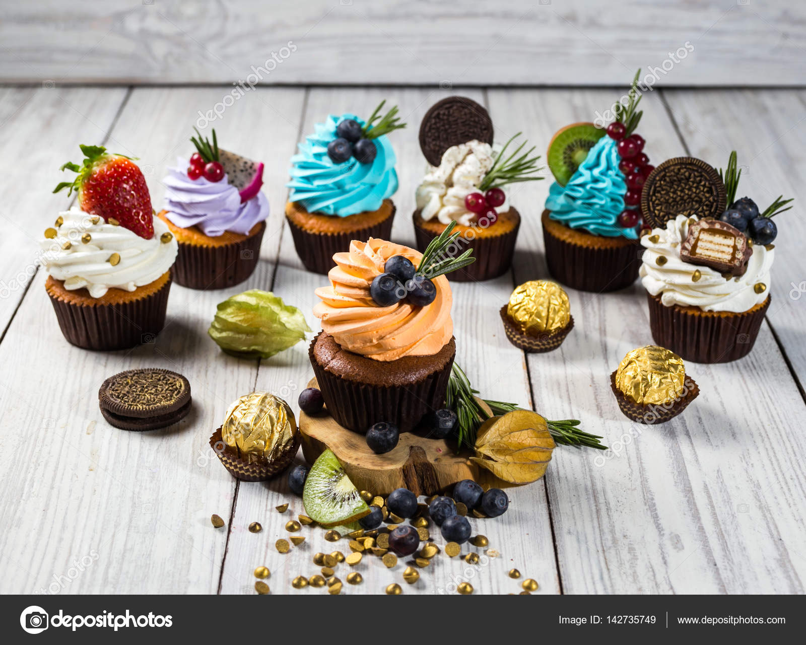 チョコレートのカップケーキ カップケーキ ベリー類 果物 イチゴのカップケーキ View Colorful ケーキおいしいケーキ カラフル なクリーム キャンディー 木製の背景に夏のベリーのカップケーキは クローズ アップ デザートのコンセプト ストック写真 C Bondvit