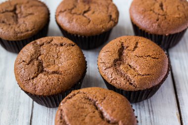 Çikolatalı kek. Cupcakes. Meyveler, meyve, çilek ile cupcakes. En çok view.colorful kek, lezzetli kek, renkli krem, ahşap arka plan üzerinde yaz meyveleri ile cupcakes, tatlı kavramı, kapatmak