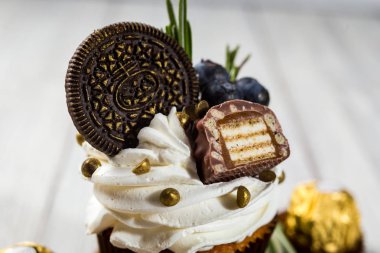 Çikolatalı kek. Cupcakes. Meyveler, meyve, çilek ile cupcakes. En çok view.colorful kek, lezzetli kek, renkli krema, şeker, ahşap arka plan üzerinde yaz meyveleri ile cupcakes, tatlı kavramı, kapatmak