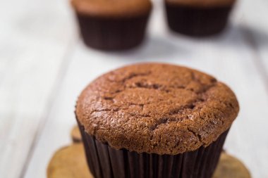 Çikolatalı kek. Cupcakes. Meyveler, meyve, çilek ile cupcakes. En çok view.colorful kek, lezzetli kek, renkli krem, ahşap arka plan üzerinde yaz meyveleri ile cupcakes, tatlı kavramı, kapatmak