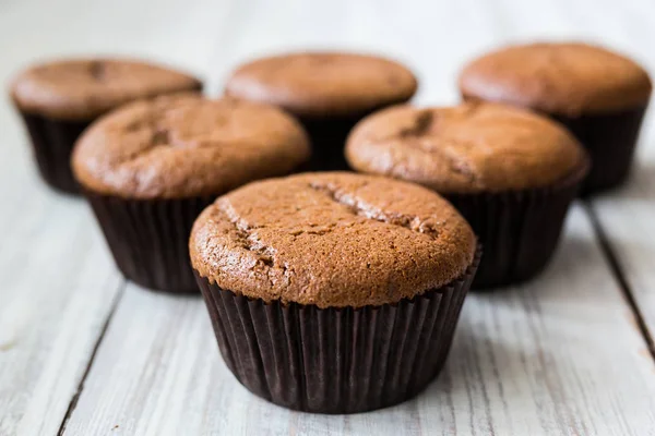 Choklad cupcakes. Muffins. Muffins med bär, frukt, jordgubbar. Top view.colorful cupcake, god kaka, färgglada kräm cupcakes med sommarbär på trä bakgrund, närbild, dessert koncept — Stockfoto