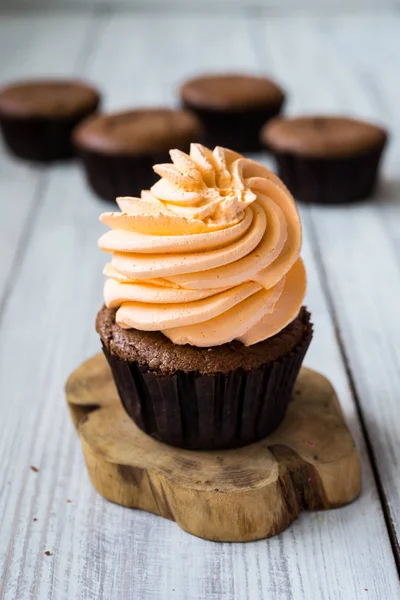 Bolinhos de chocolate. Cupcakes. Cupcakes com bagas, frutas, morangos. Topo view.colorful cupcake, bolo saboroso, creme colorido, cupcakes com bagas de verão em fundo de madeira, close up, conceito de sobremesa — Fotografia de Stock