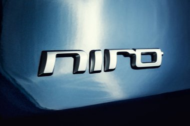 Vinnitsa, Ukrayna - 19 Şubat 2017.Kia Niro konsept otomobil. Araba, ön, Kia Niro logo, logo Eko hibrid, showroom önü. Yeni model araba - Kia Niro tanıtımı