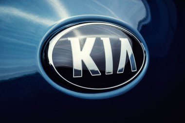 Vinnitsa, Ukrayna - 19 Şubat 2017.Kia Niro konsept otomobil. Araba, ön, Kia Niro logo, logo Eko hibrid, showroom önü. Yeni model araba - Kia Niro tanıtımı