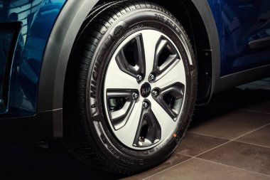 Vinnitsa, Ukrayna - 19 Şubat 2017.Kia Niro kavramı car.wheel,Front Araba, ön, Kia Niro logo, logo Eko hibrid, showroom. Yeni model araba - Kia Niro tanıtımı