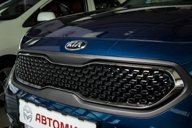 Vinnitsa, Ukrayna - 19 Şubat 2017.Kia Niro konsept otomobil. Araba, ön, Kia Niro logo, logo Eko hibrid, showroom önü. Yeni model araba - Kia Niro tanıtımı