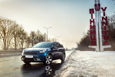 Vinnitsa, Ukrayna - 19 Şubat 2017.Kia Niro konsept otomobil. Araba, ön, Kia Niro logo, logo Eko hibrid, showroom önü. Yeni model araba - Kia Niro, yolda araba tanıtımı