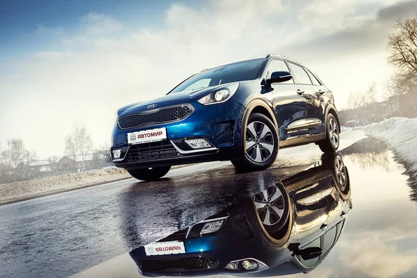 Винница, Украина - 19 февраля 2017.KIA Niro concept car.Front of the car, front-side, logo KIA Niro, logo ECO hybrid, showroom.Presentation of the new model car - KIA Niro, car on road Стоковая Картинка