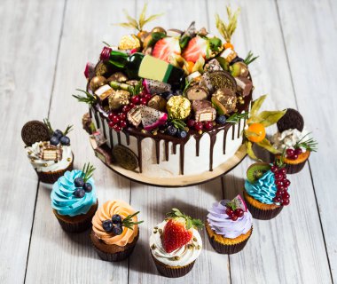 Çikolatalı kek ve pasta. Meyveler, meyve, çilek ile cupcakes. En çok view.colorful kek, lezzetli kek, renkli krema, şeker, ahşap arka plan, tatlı kavramı, doğum günü pastası, kapatmak